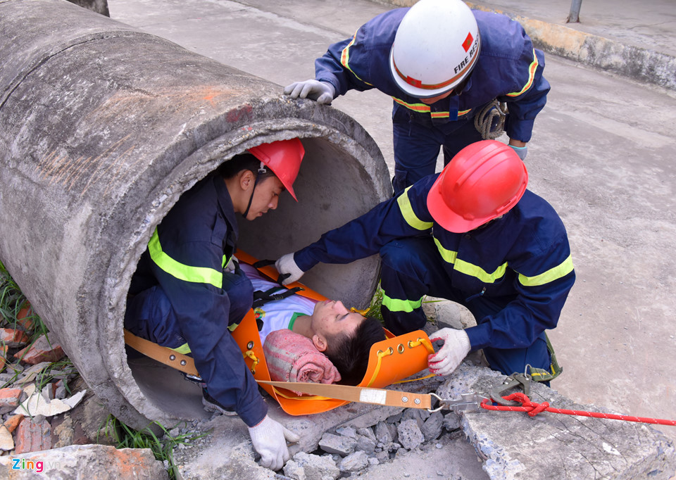 Khổ luyện leo thang, đu dây cứu hộ nạn nhân